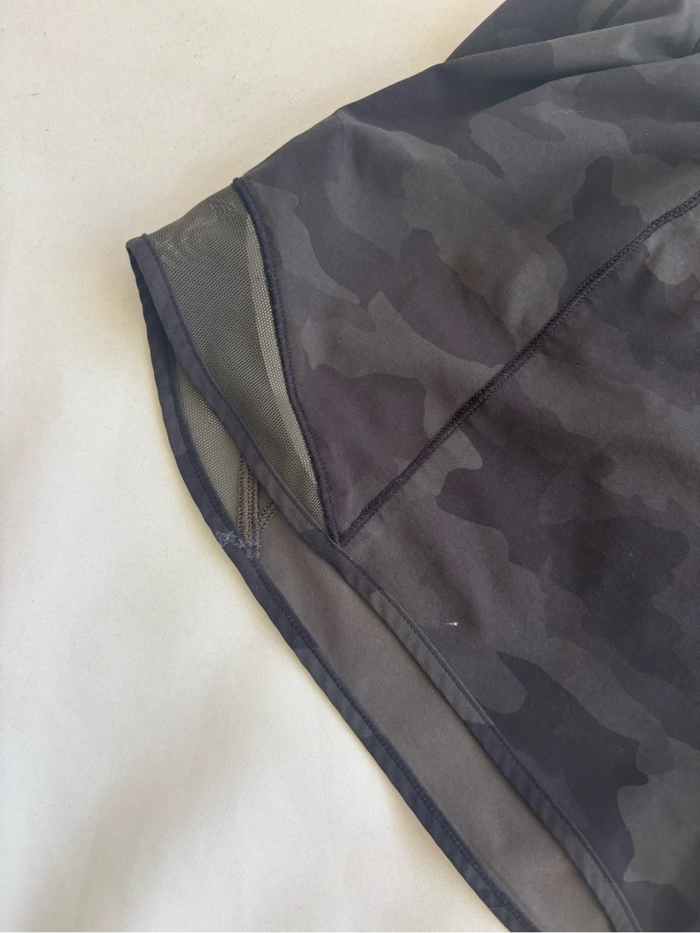 Lululemon heritage 365 camo dark olive multi size 4 tall 4 inch inseam